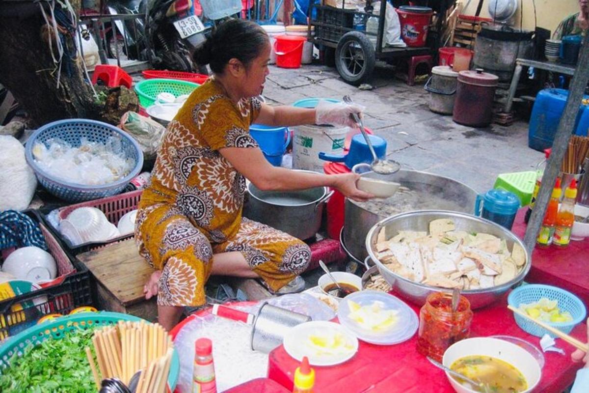 一名妇女正在锅里做饭