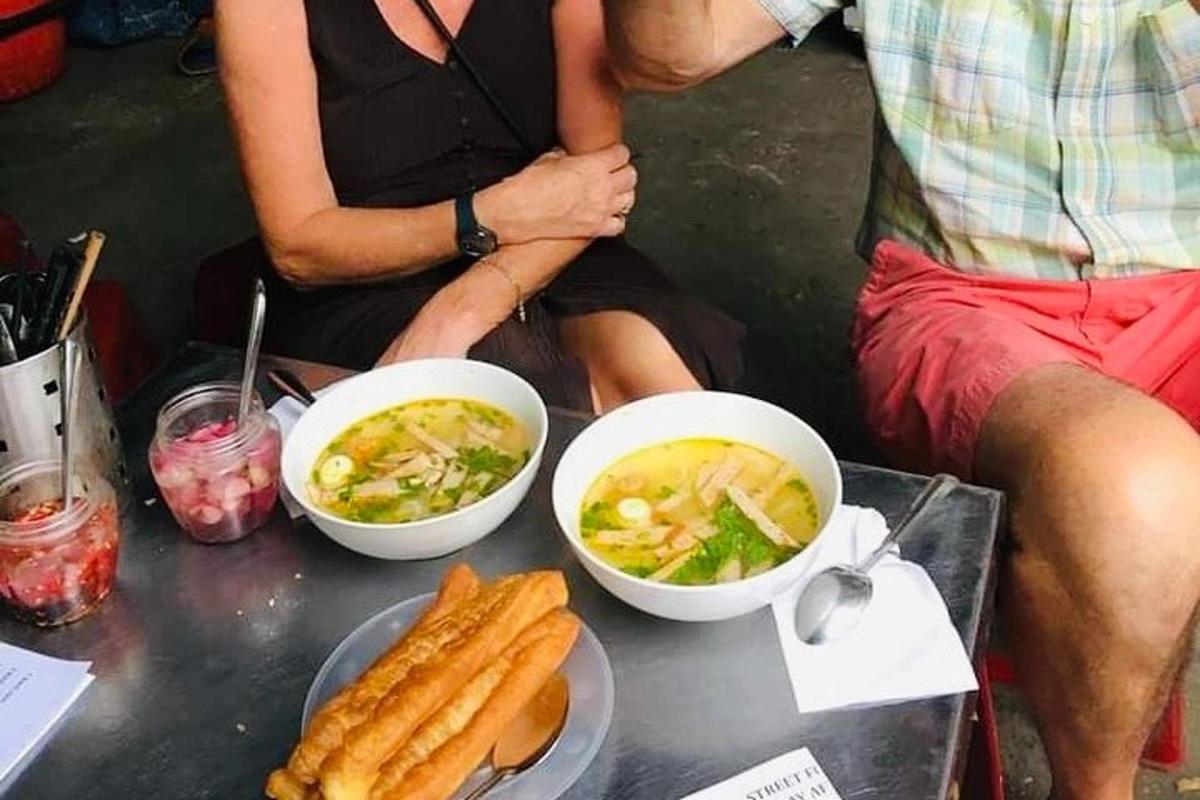 Dos personas sentadas en una mesa con cuencos de comida.