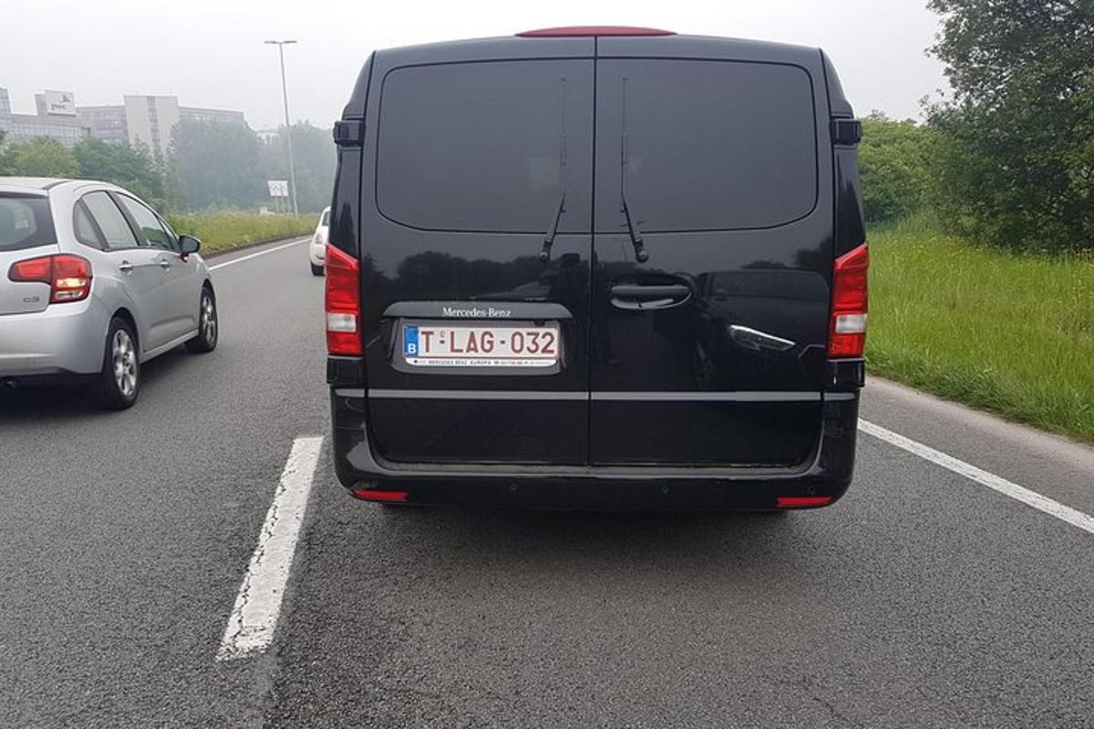 tee äärde pargitud must kaubik
