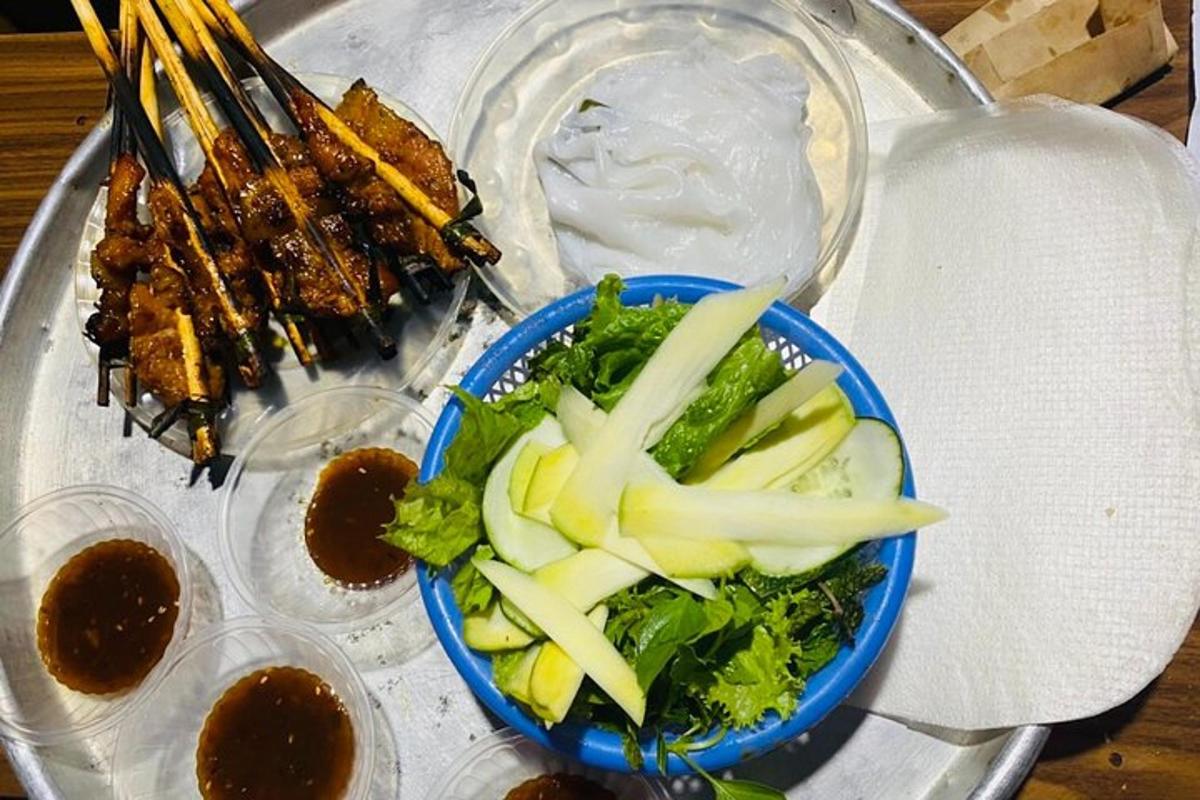 dulang makanan dengan semangkuk sayur dan daging