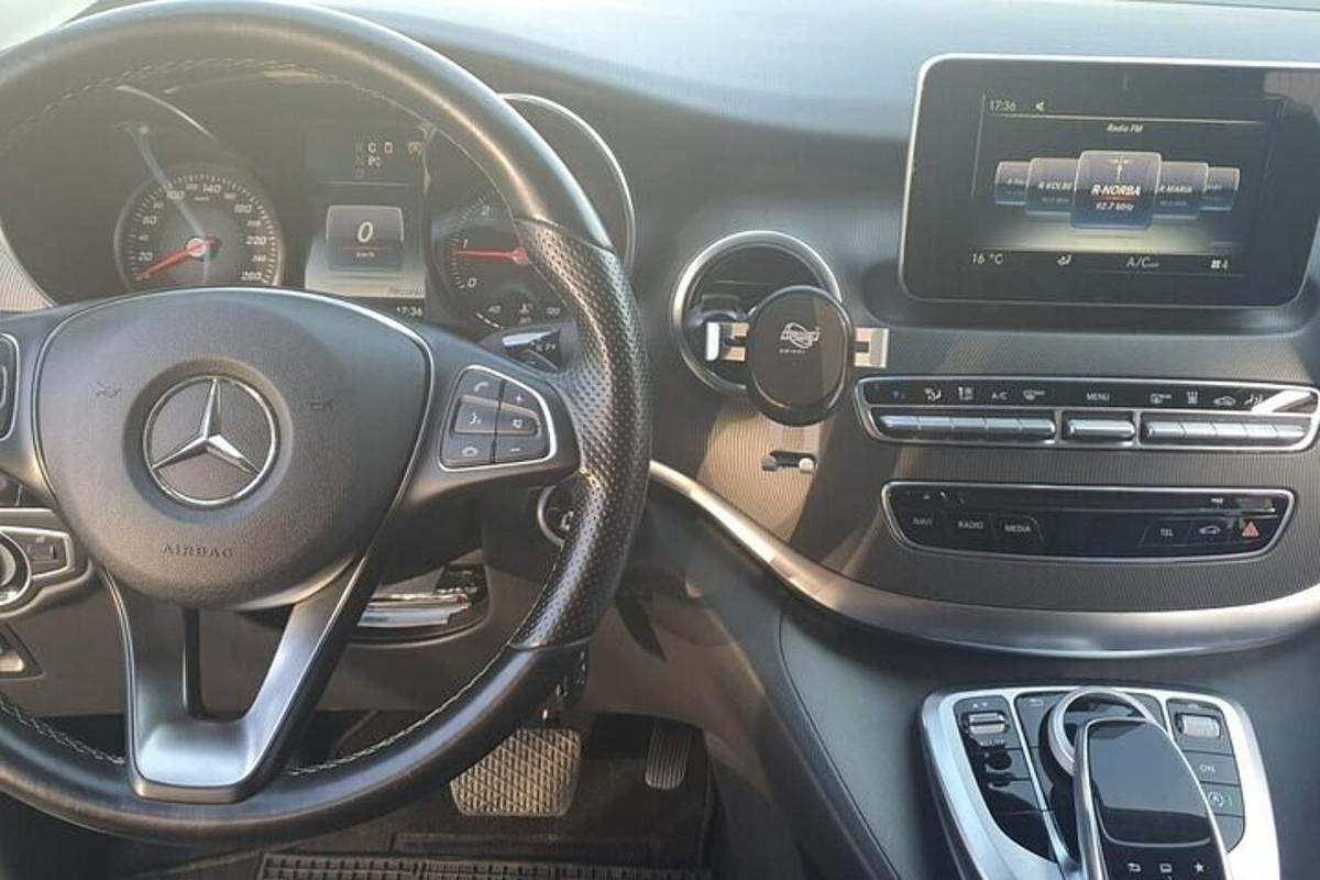 vaade Mercedes-Benzi auto armatuurlauale