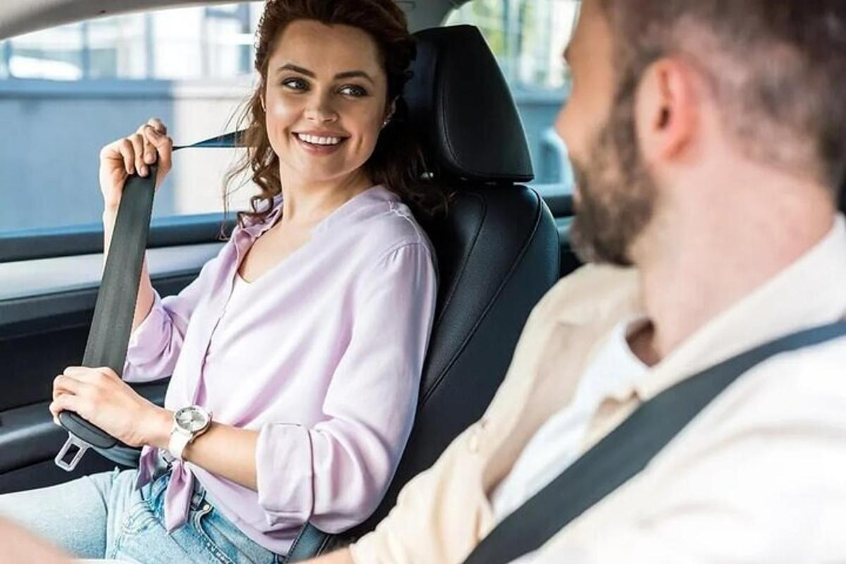 žena sedící v autě s mužem
