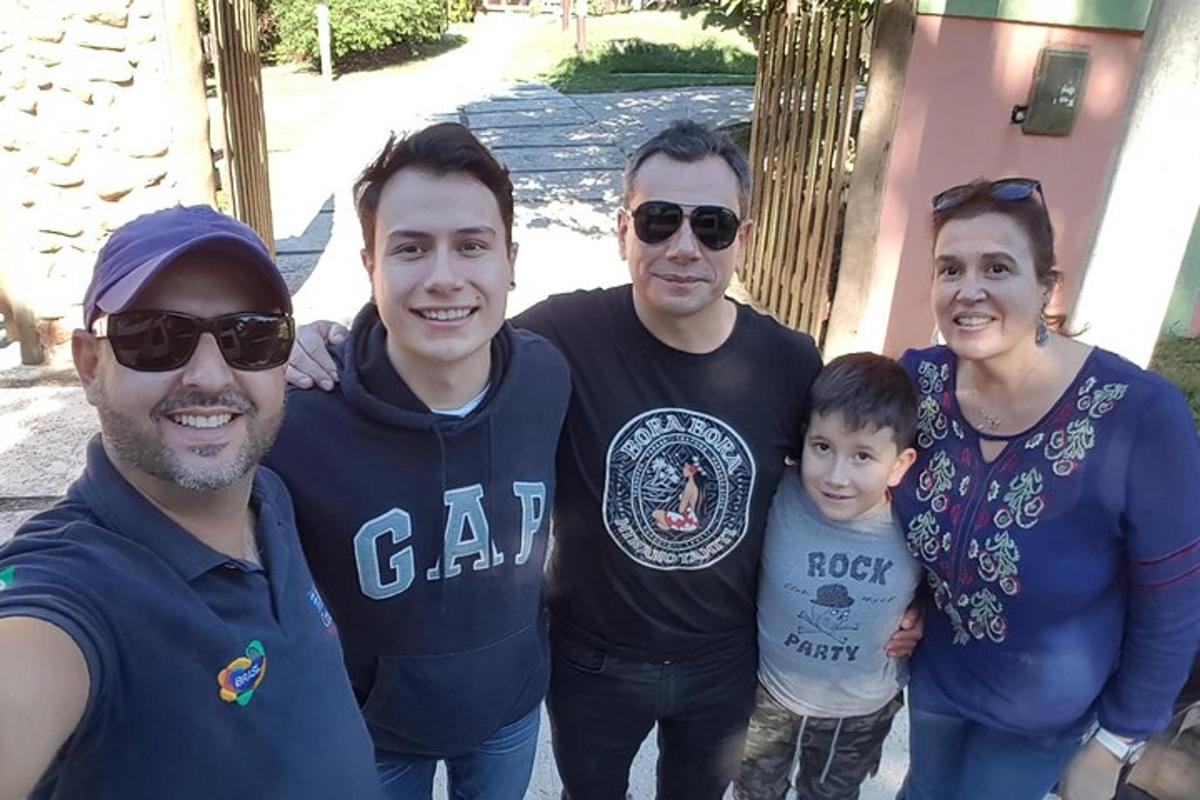 skupina lidí pózujících pro fotografii