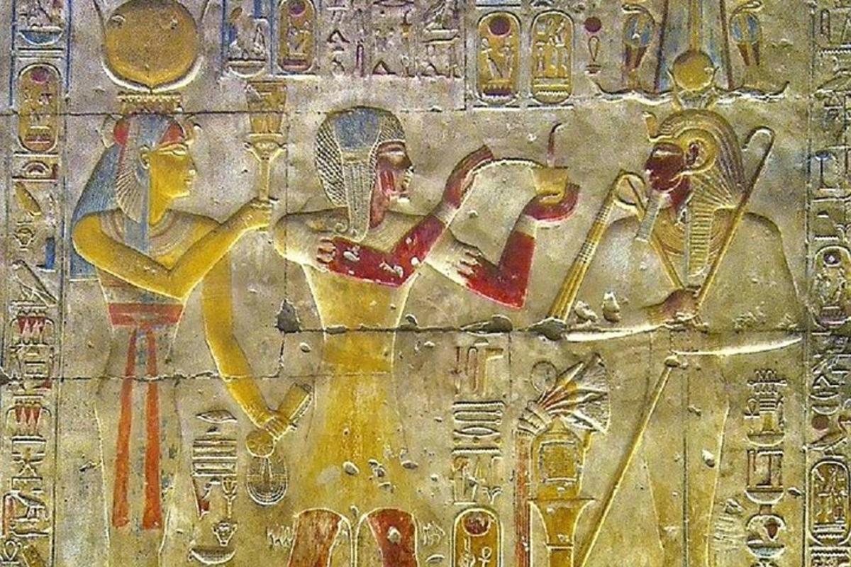eine Wand mit Hieroglyphenmalereien