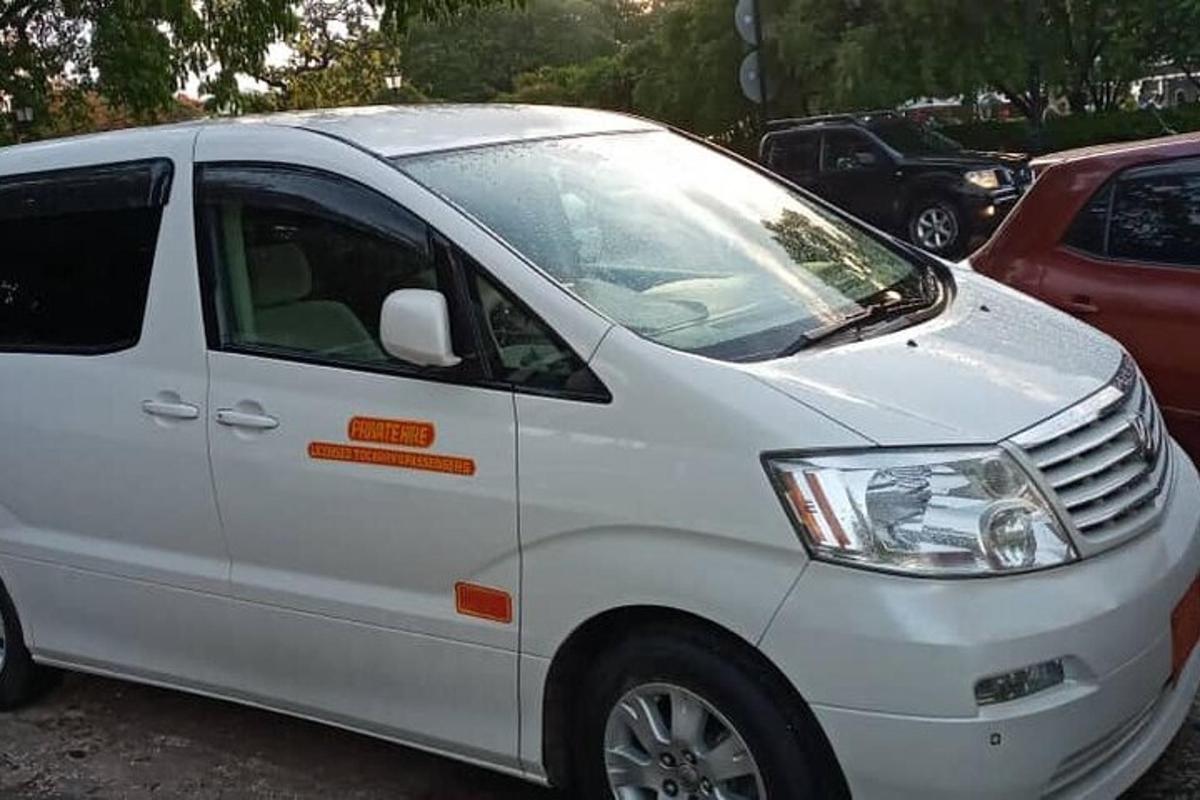 un furgone bianco parcheggiato in un parcheggio
