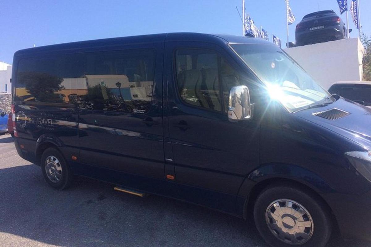 un furgone nero parcheggiato in un parcheggio