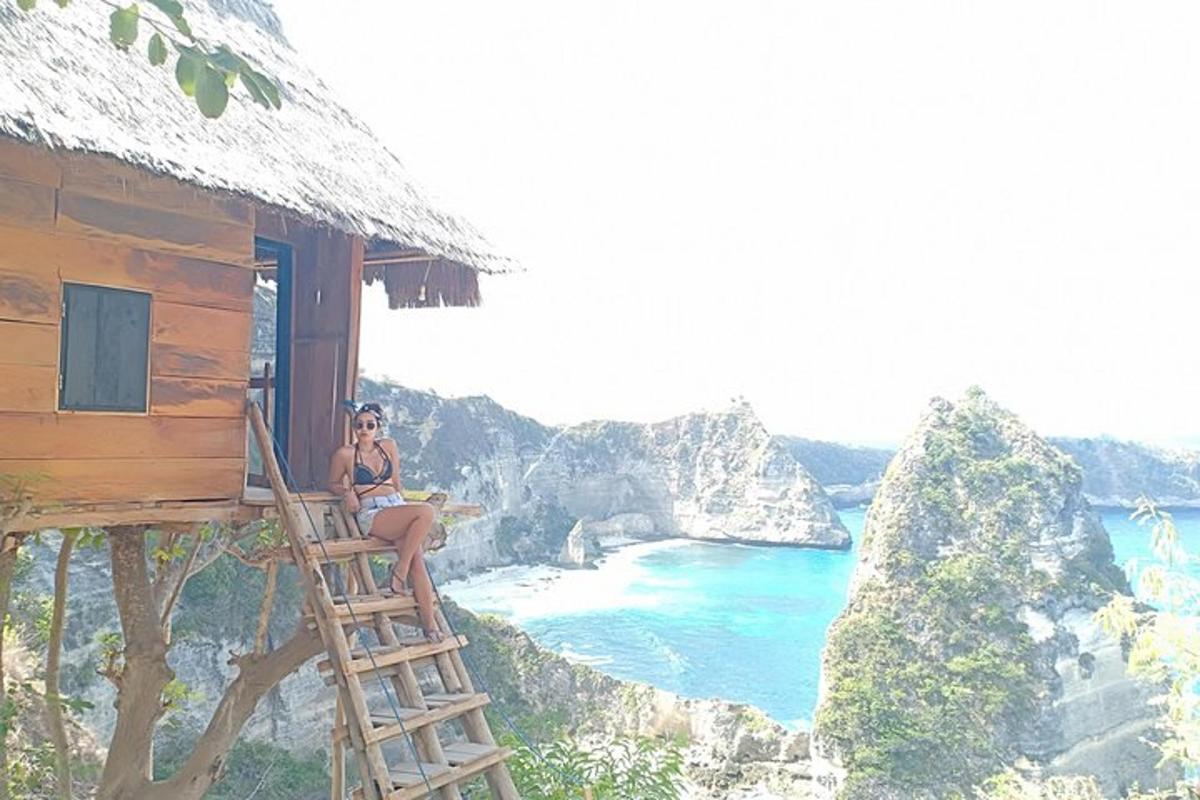 một người phụ nữ đang ngồi trên thang bên ngoài một ngôi nhà