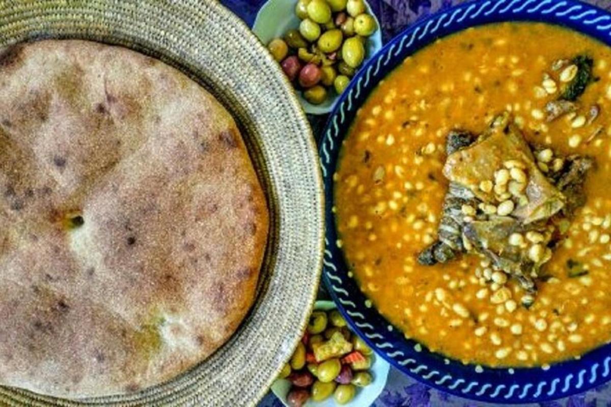 meja dengan dua mangkuk sup dan sepinggan buah