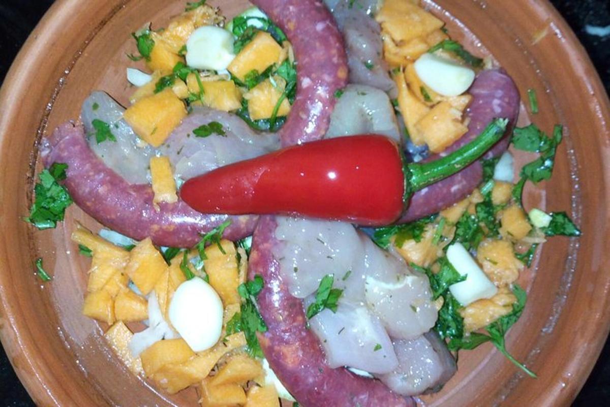 talíř jídla s červenou paprikou a zeleninou