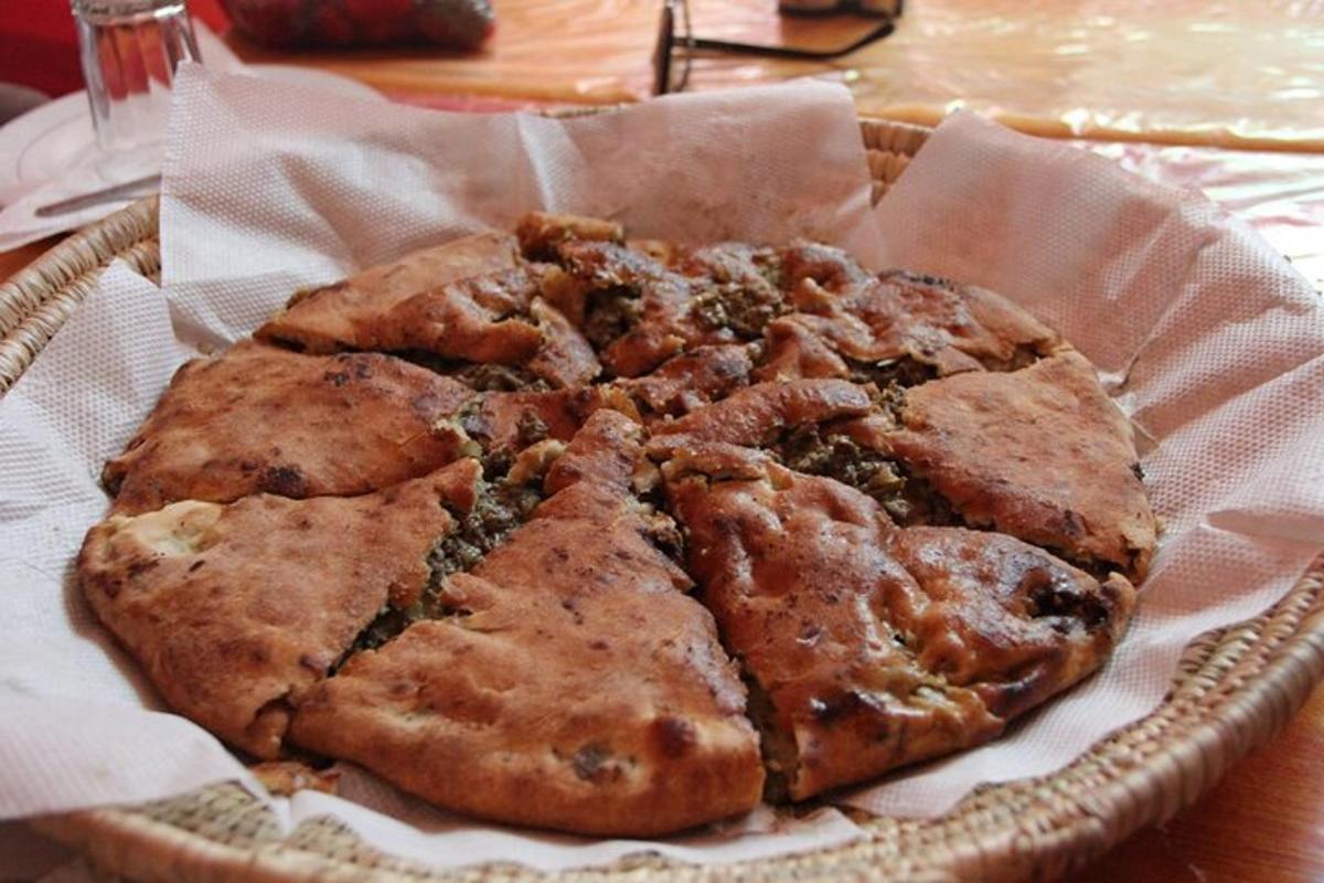 pizza sediaca v košíku na stole