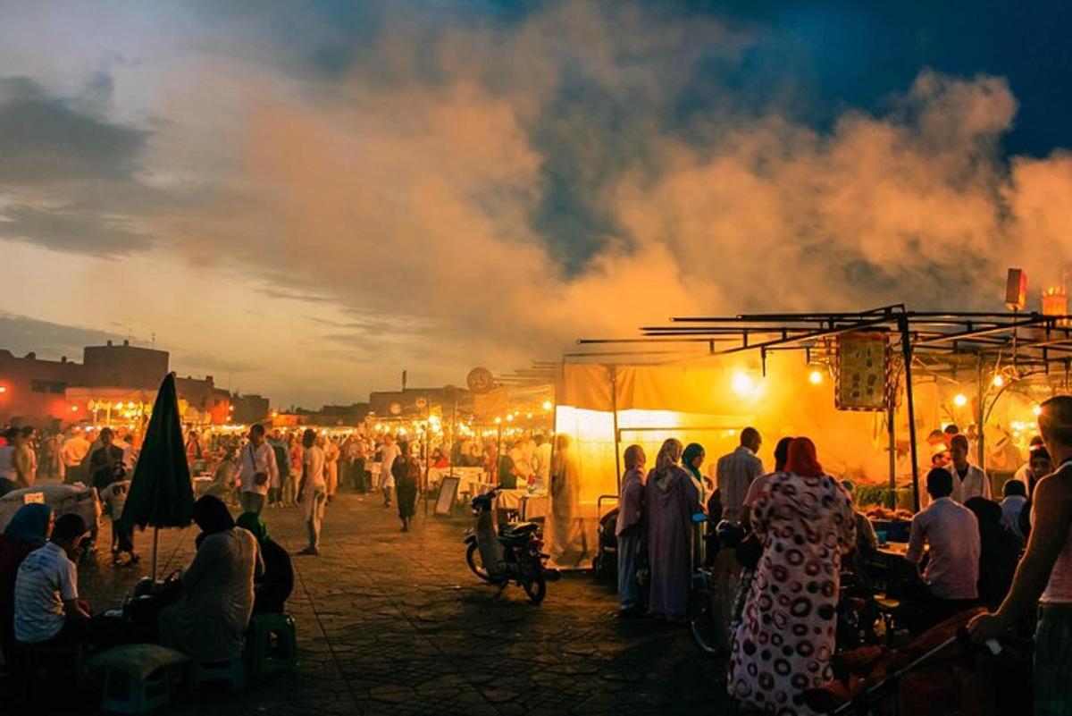 una folla di persone che camminano intorno a un mercato di notte
