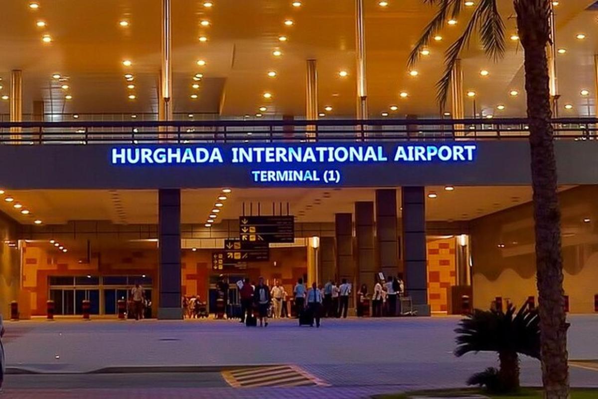 un aeroporto con un cartello che recita "aeroporto internazionale Huawei"