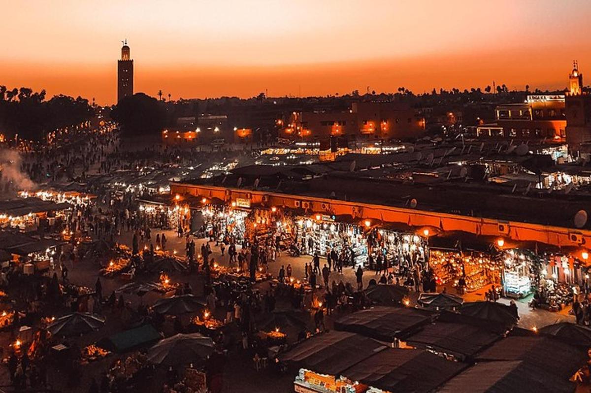 una folla di persone in un mercato di notte