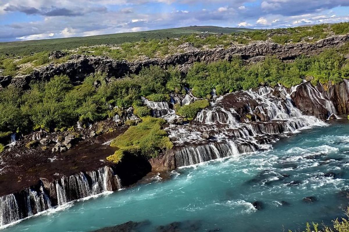 en luftfoto av en foss ved en elv