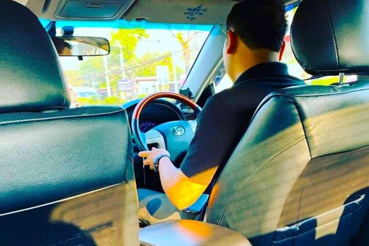 גבר נוהג במכונית עם גלשן על לוח המחוונים