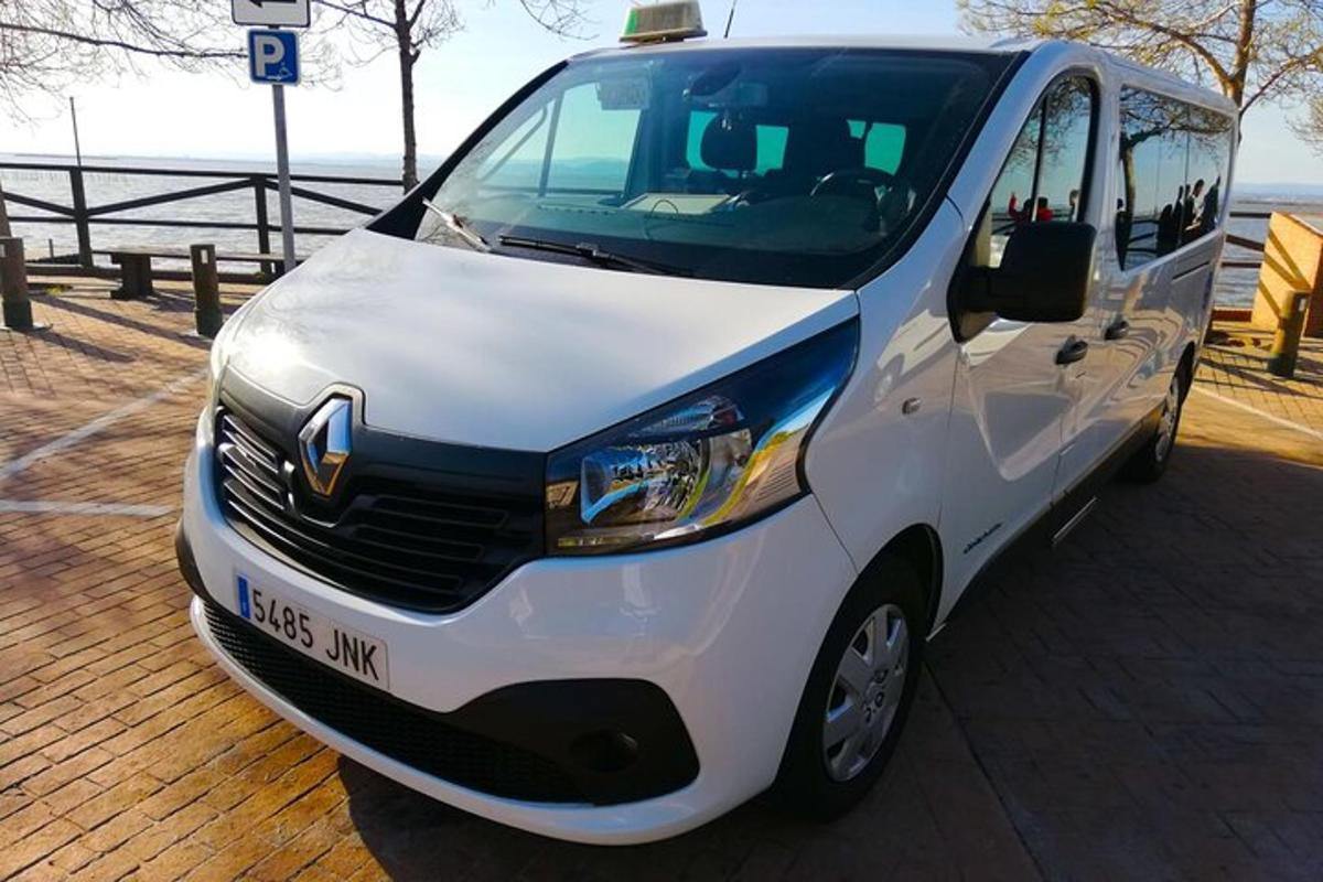 ein weißer Lieferwagen, der auf einem Pier neben dem Wasser geparkt ist