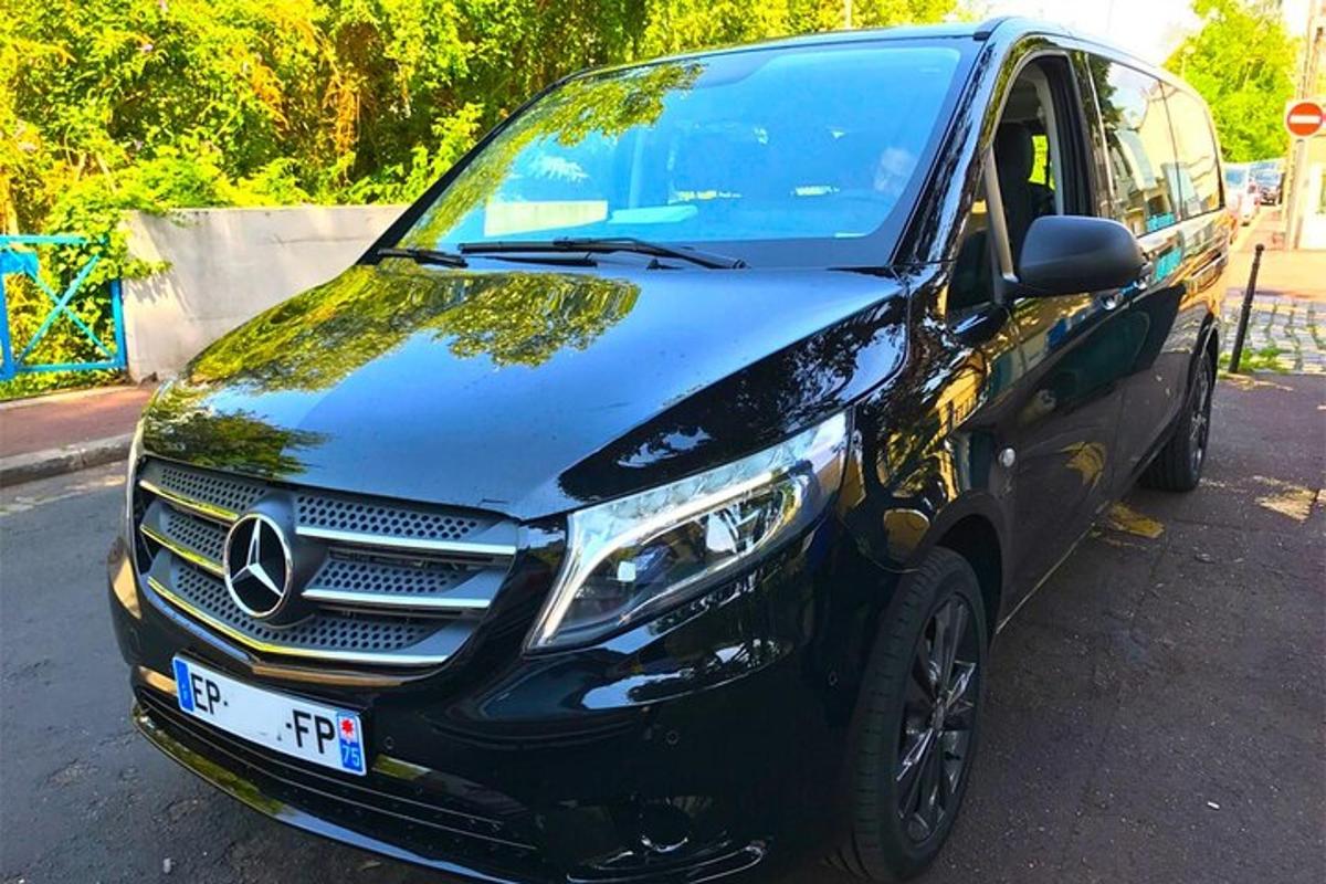 černé auto zaparkované na parkovišti