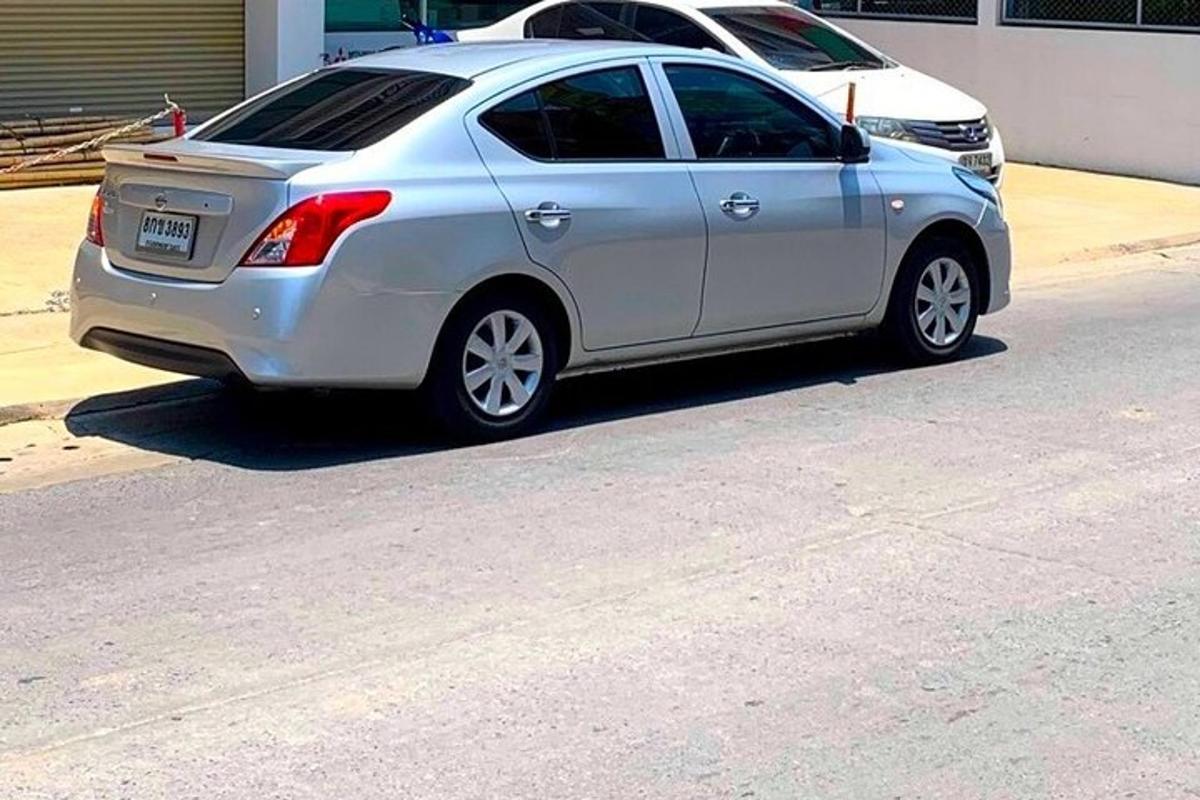 stříbrné auto zaparkované na kraji ulice