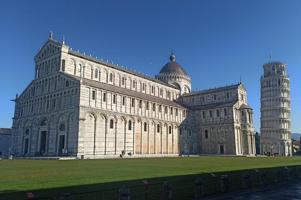 un grande edificio con una torre e una cattedrale