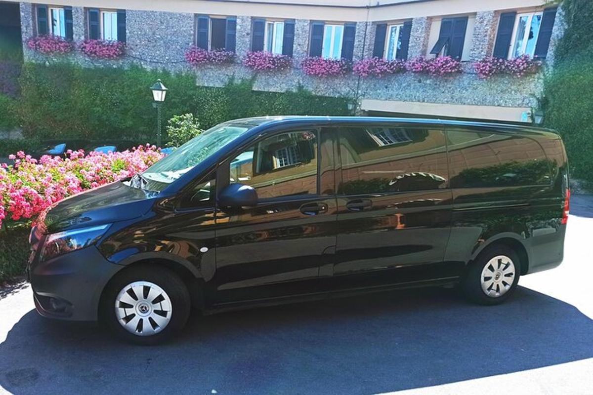 černá dodávka zaparkovaná na parkovišti s květinami