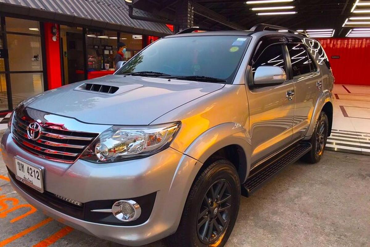 stříbrné SUV zaparkované na parkovišti