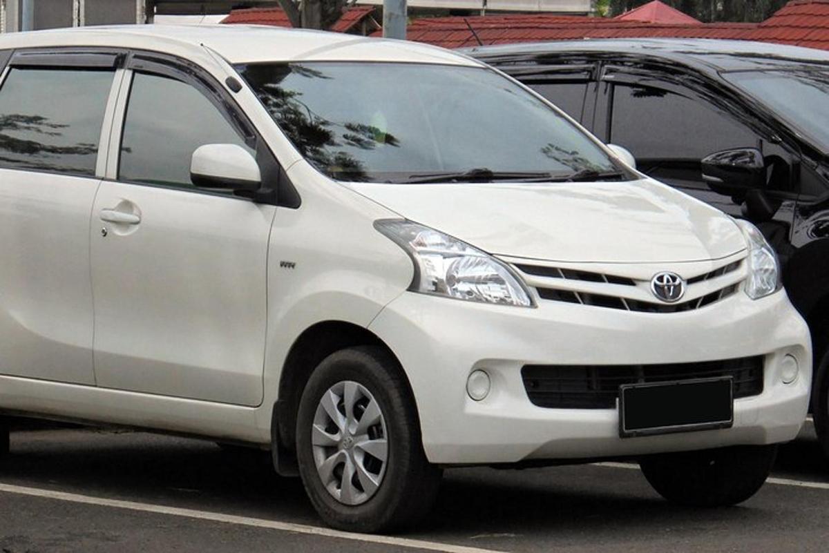 valge Toyota Fortuner pargitud parklasse