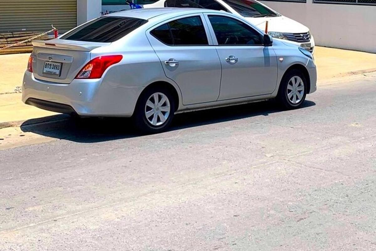 stříbrné auto zaparkované na kraji ulice
