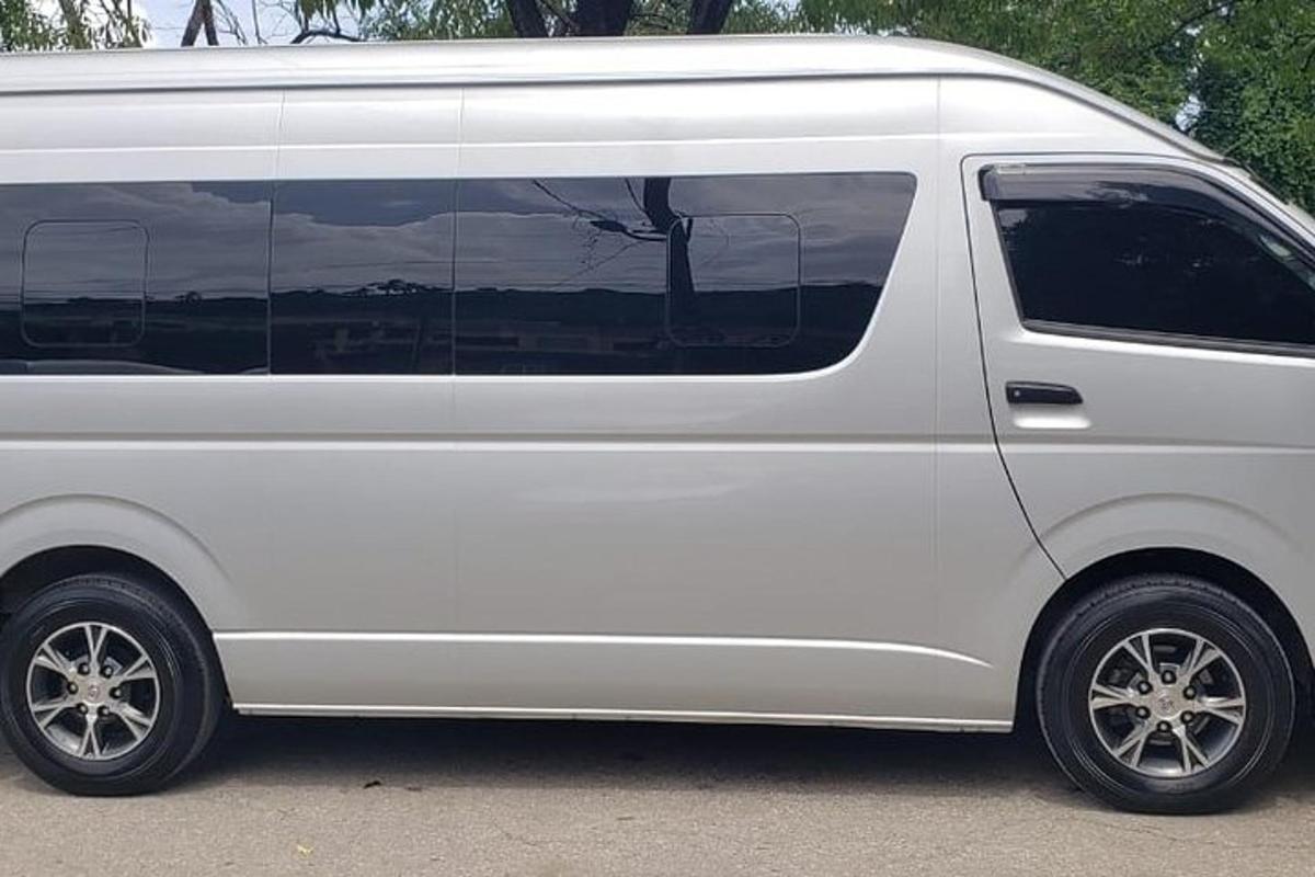 bel kombi parkiran na parkirišču