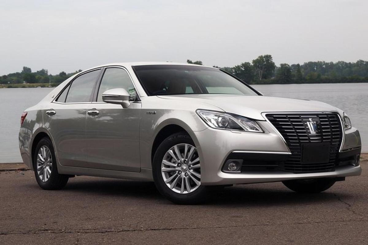 srebrna lexusuana parkirana ob vodni površini