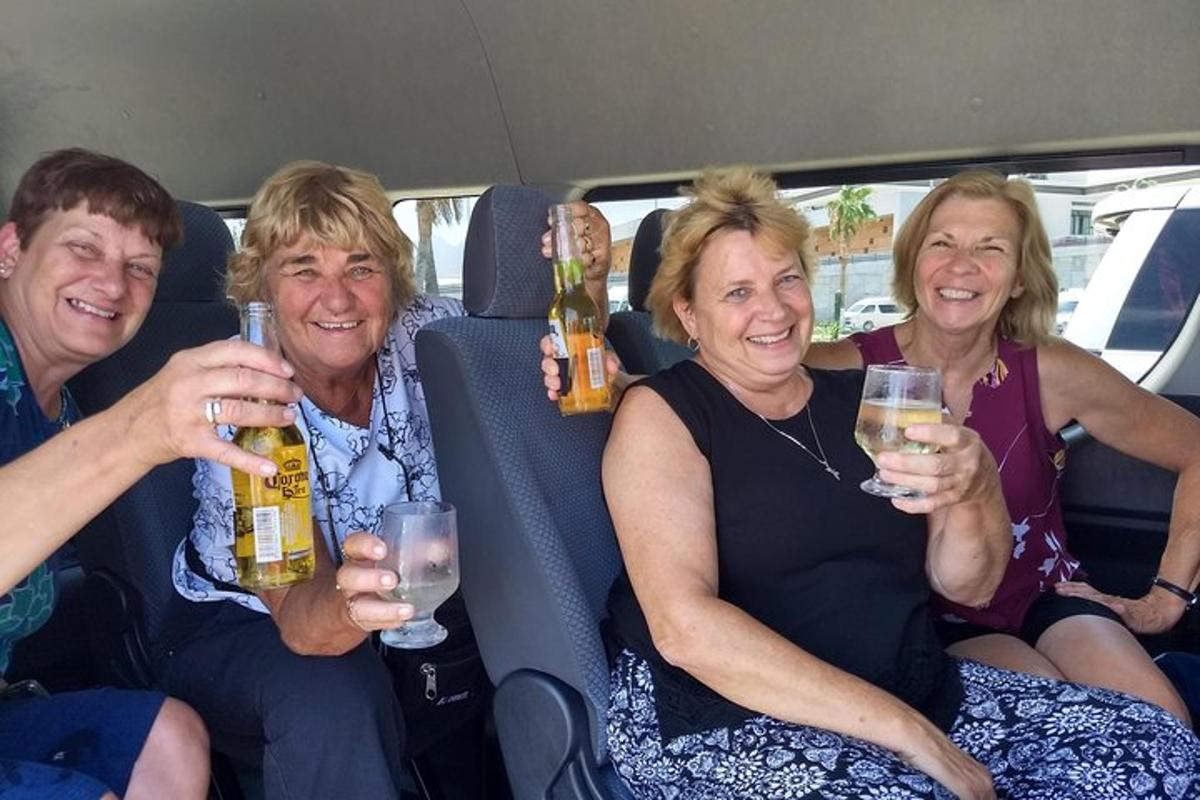 sekumpulan orang duduk di dalam kereta sambil memegang minuman