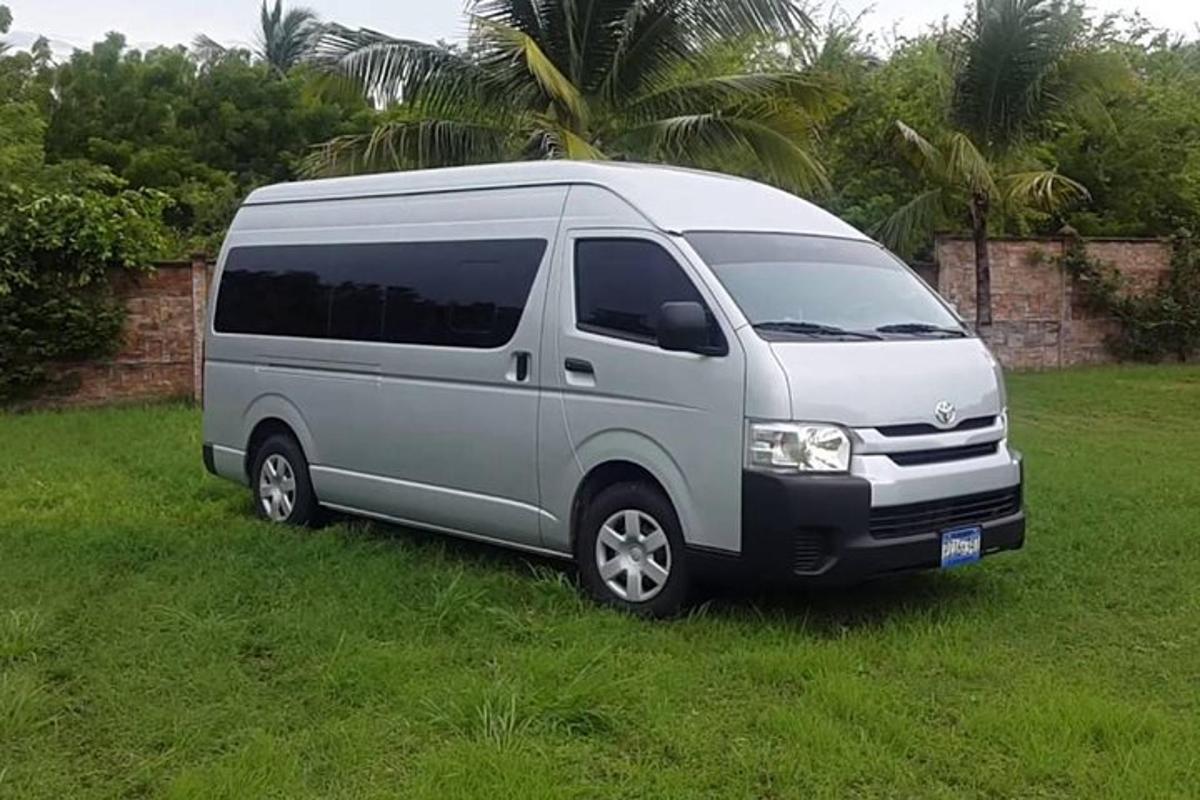 isang van na nakaparada sa damuhan sa isang bukid