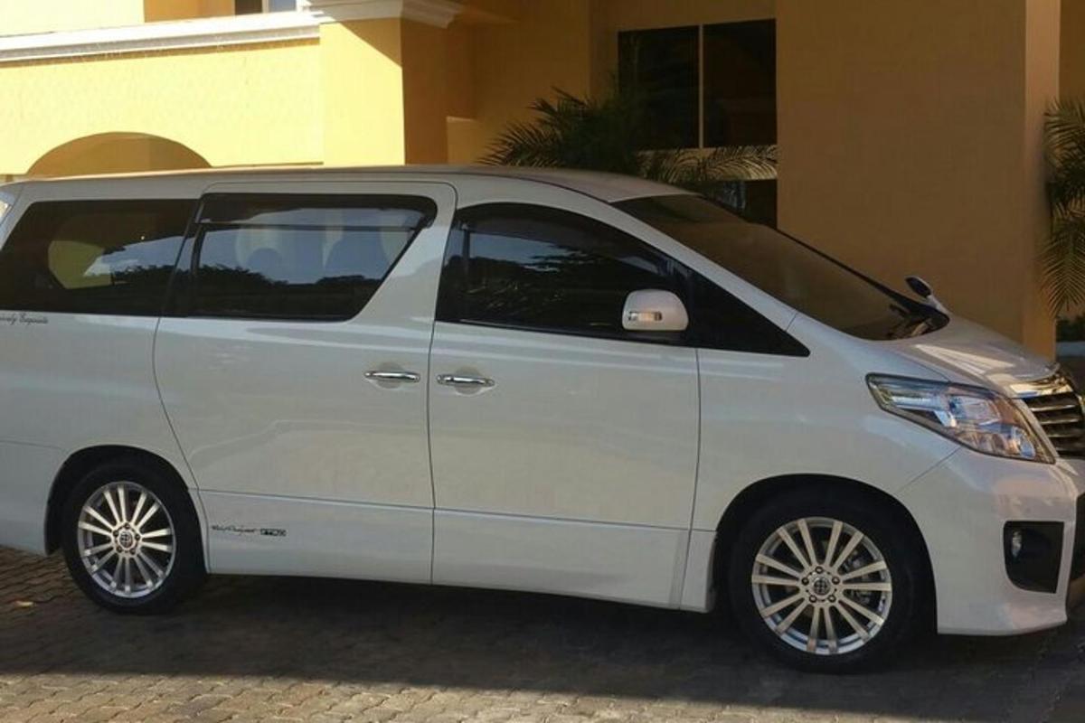 bel kombi parkiran pred stavbo