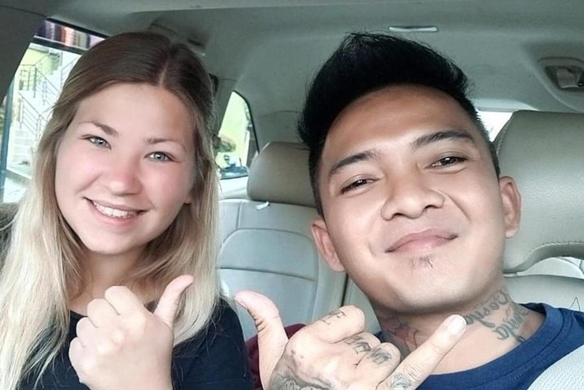 mees ja naine istuvad autos