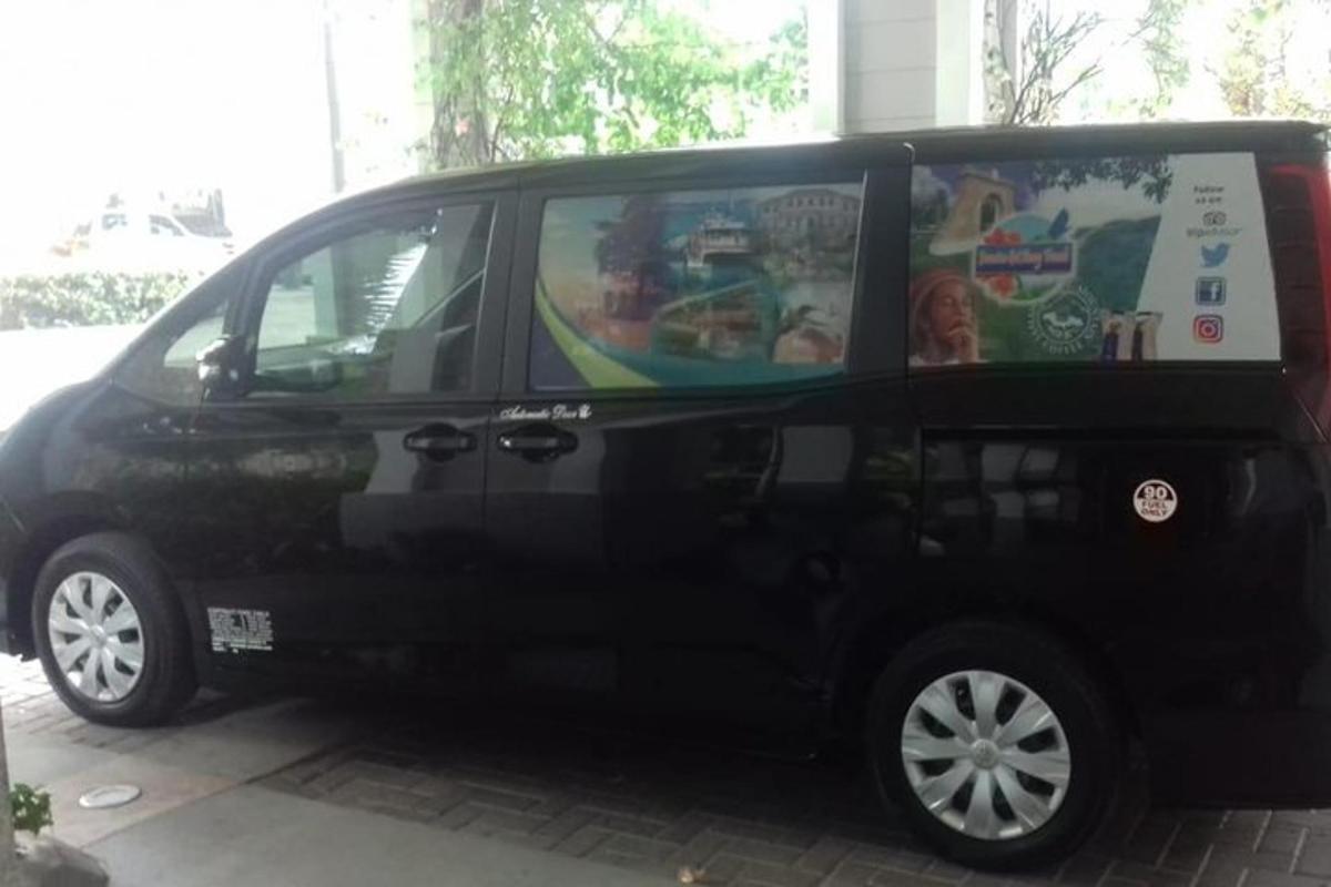 une camionnette noire est garée sur un parking