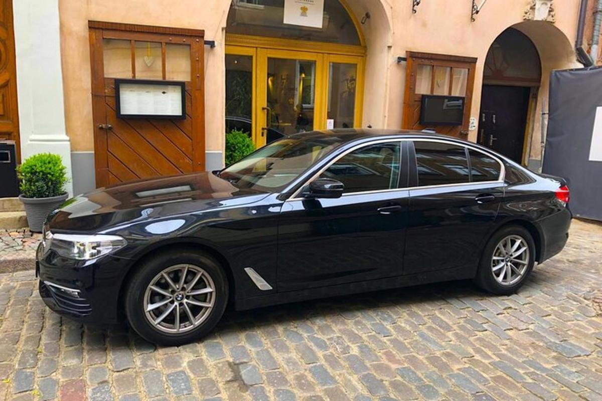 černé auto zaparkované před budovou