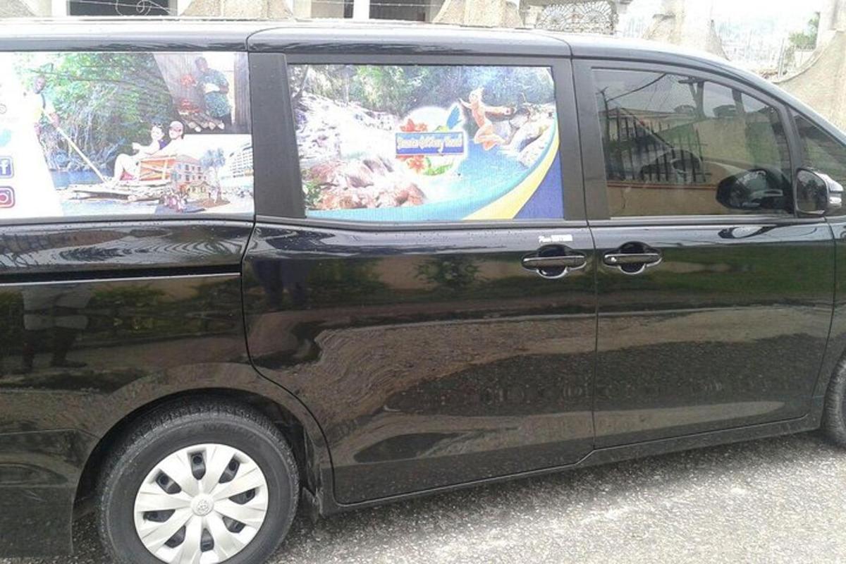 čierna dodávka s obrázkom bazéna