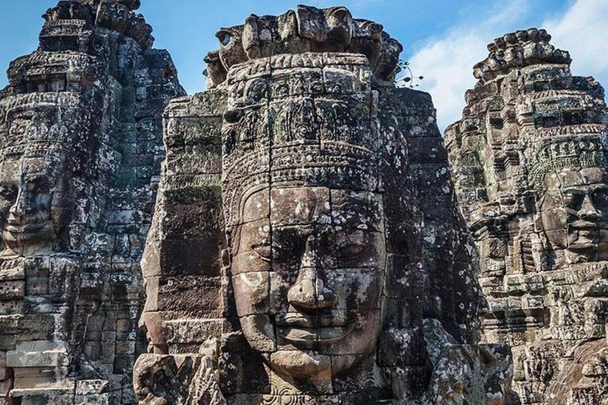 patung muka di sisi bangunan