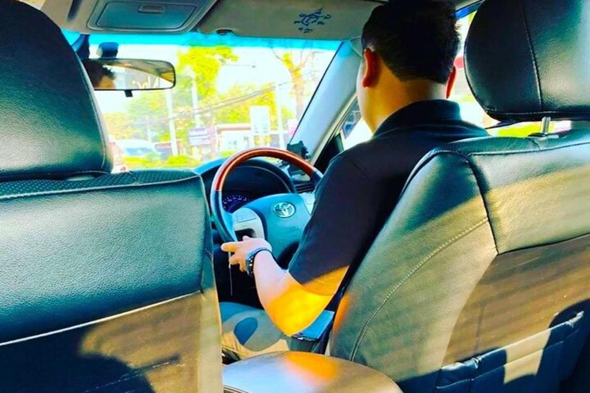 Ένας άντρας που οδηγεί ένα αυτοκίνητο με μια σανίδα του σερφ στο ταμπλό