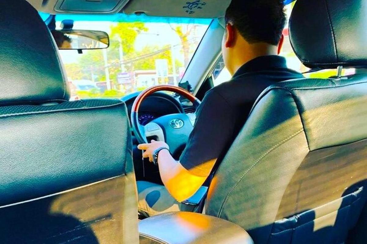un uomo alla guida di un'auto sulla strada