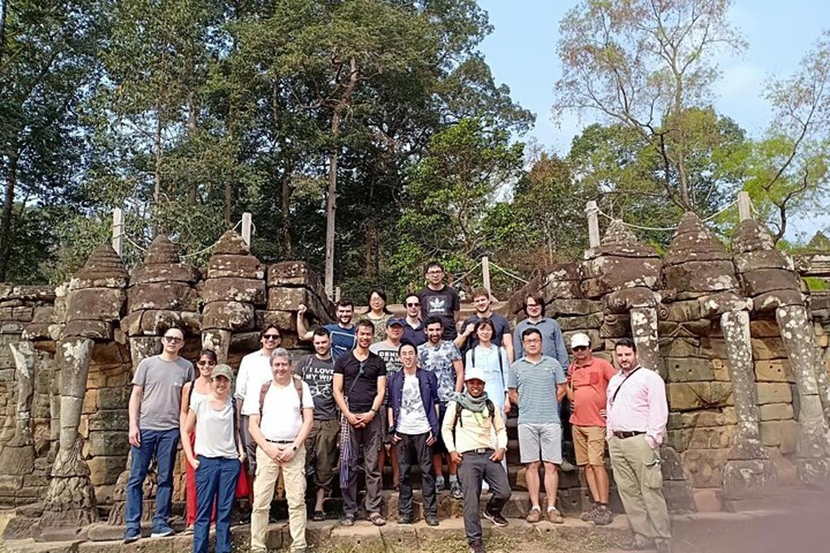 sekumpulan orang berdiri di hadapan tembok batu