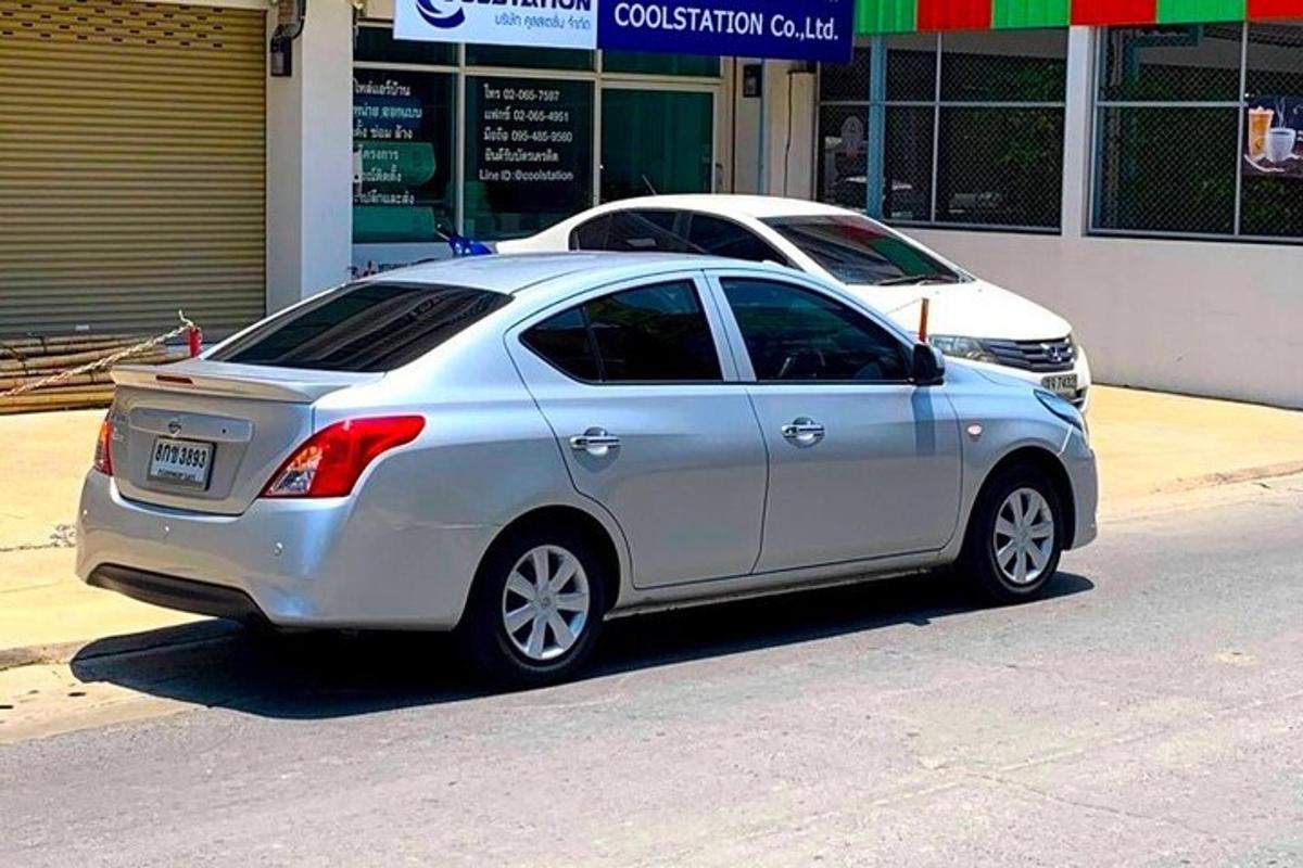 strieborné auto zaparkované na kraji ulice
