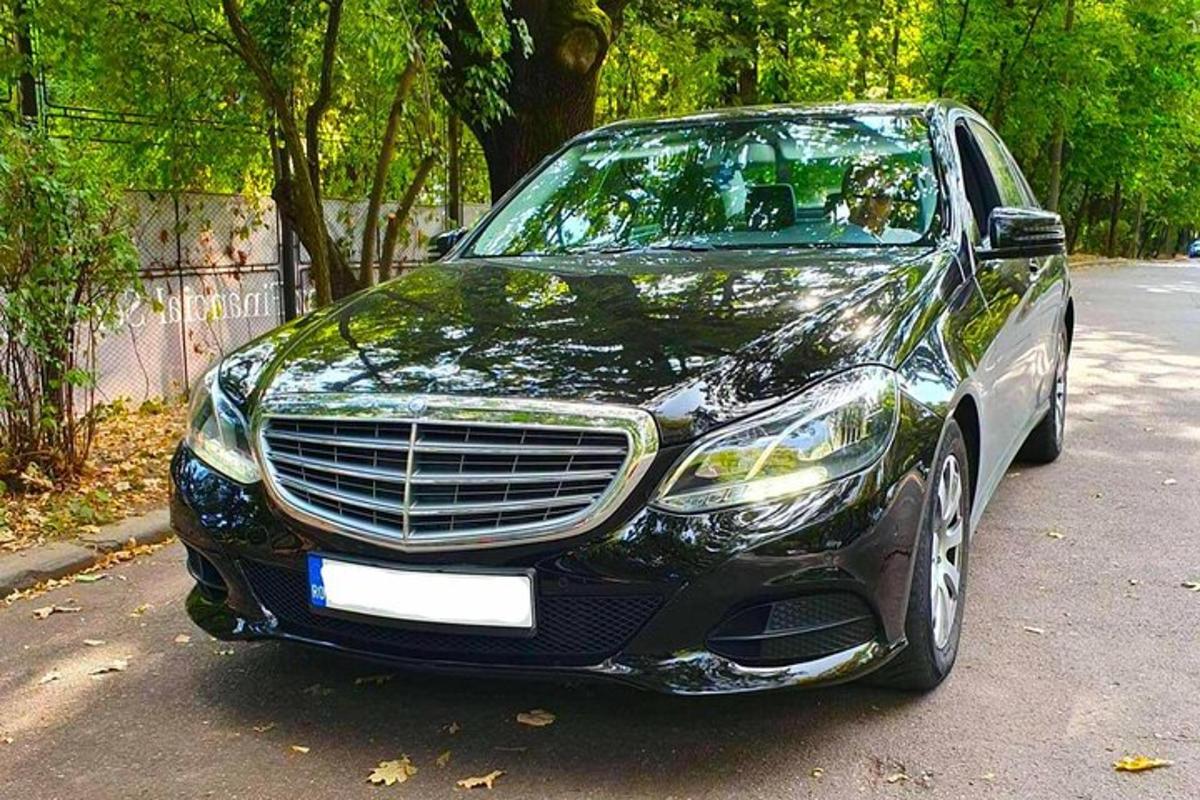 černé auto zaparkované na kraji silnice