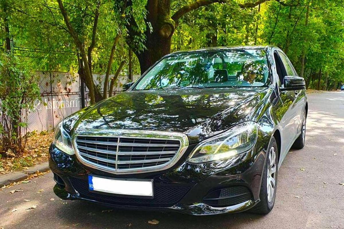 một chiếc xe màu đen đỗ bên lề đường
