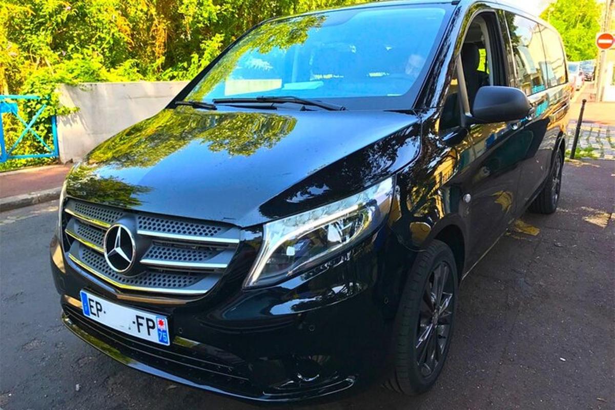 černé auto zaparkované na parkovišti