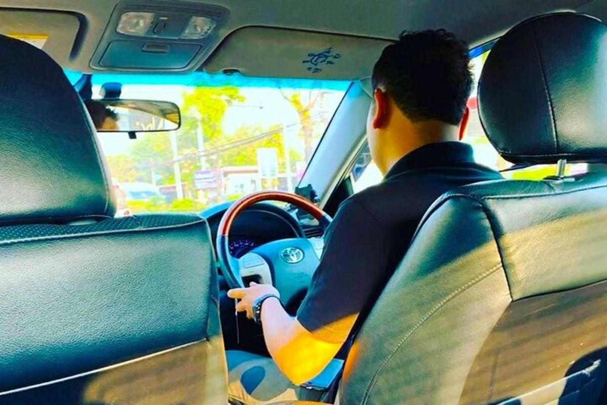 mees, kes juhib autot, mille armatuurlaual on surfilaud