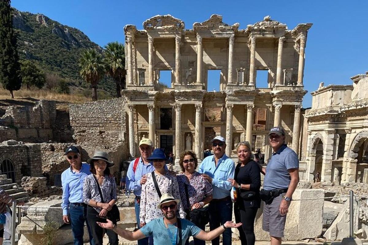 μια ομάδα ανθρώπων που στέκονται μπροστά στα ερείπια