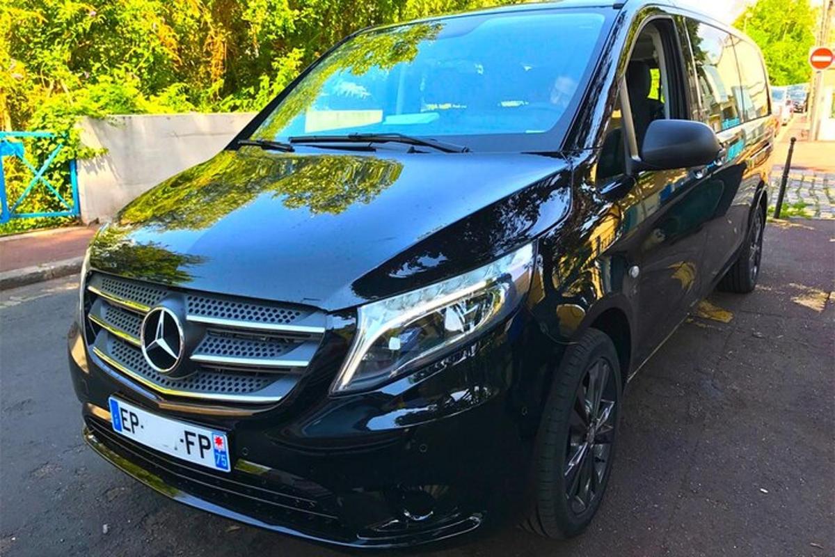mobil hitam diparkir di tempat parkir