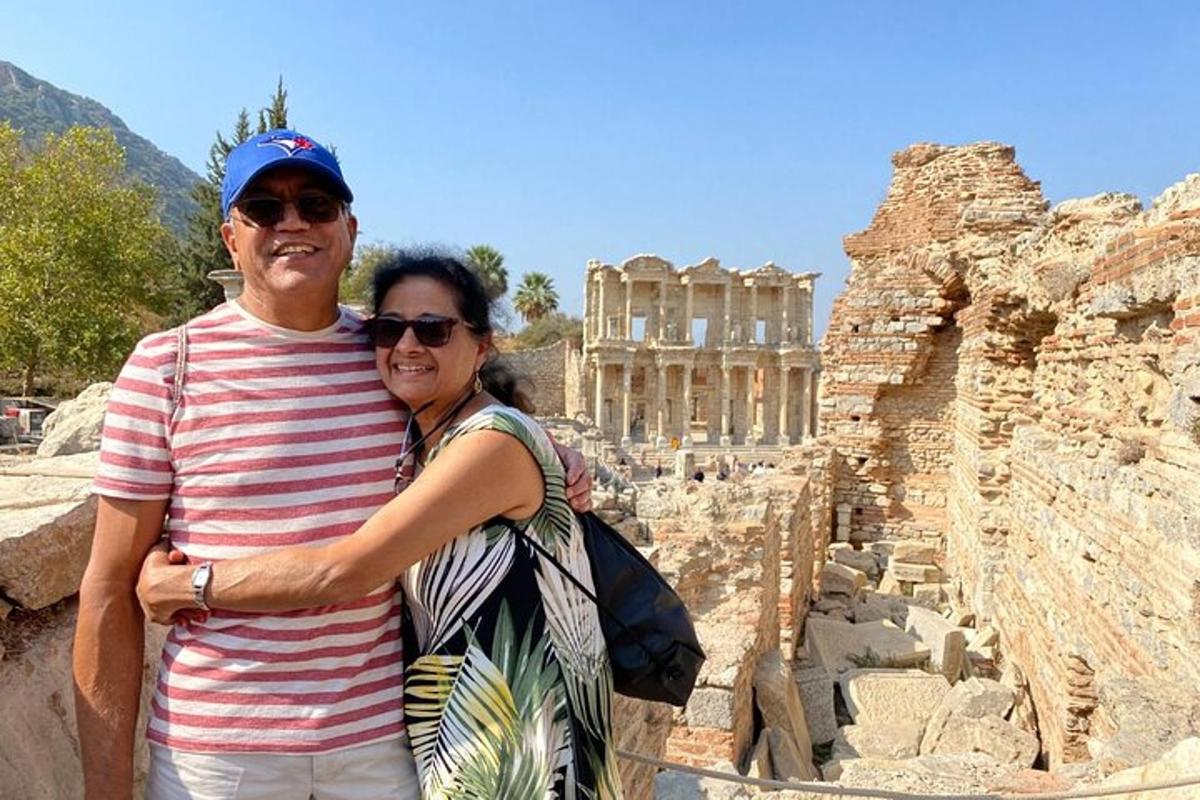Ένας άνδρας και μια γυναίκα ποζάρουν στα ερείπια της ακρόπολης