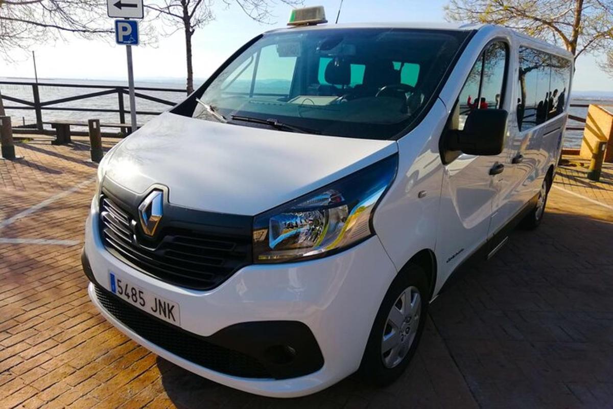 sebuah mobil van putih terparkir di samping air