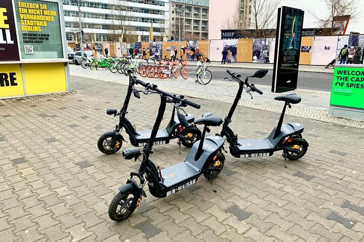 két robogó parkol a járdán
